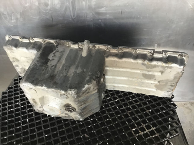 Liebherr Oil Sump - علبة المرافق: صور 1 Liebherr Oil Sump - علبة المرافق: صور 1