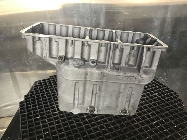Liebherr Oil Sump - علبة المرافق: صور 1 Liebherr Oil Sump - علبة المرافق: صور 1
