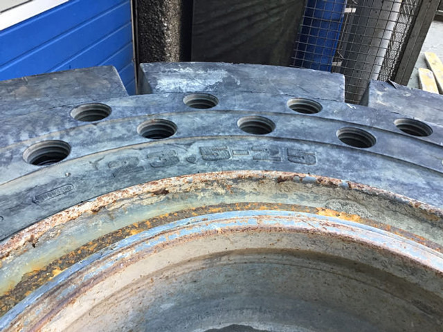 Liebherr Tires 23,5R25 - الإطارات والجنوط: صور 1 Liebherr Tires 23,5R25 - الإطارات والجنوط: صور 1