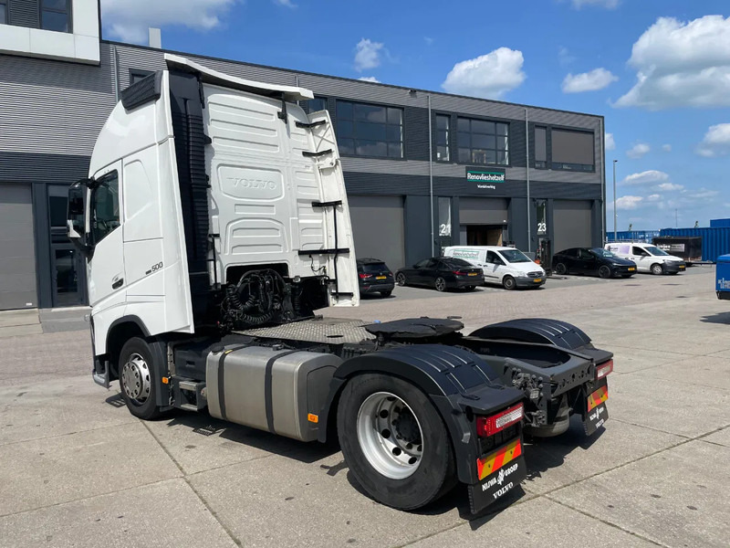 Volvo FH 13.500 Globetrotter XL / I-parkCool / 2x Tank - شاحنة جرار: صور 4 Volvo FH 13.500 Globetrotter XL / I-parkCool / 2x Tank - شاحنة جرار: صور 4