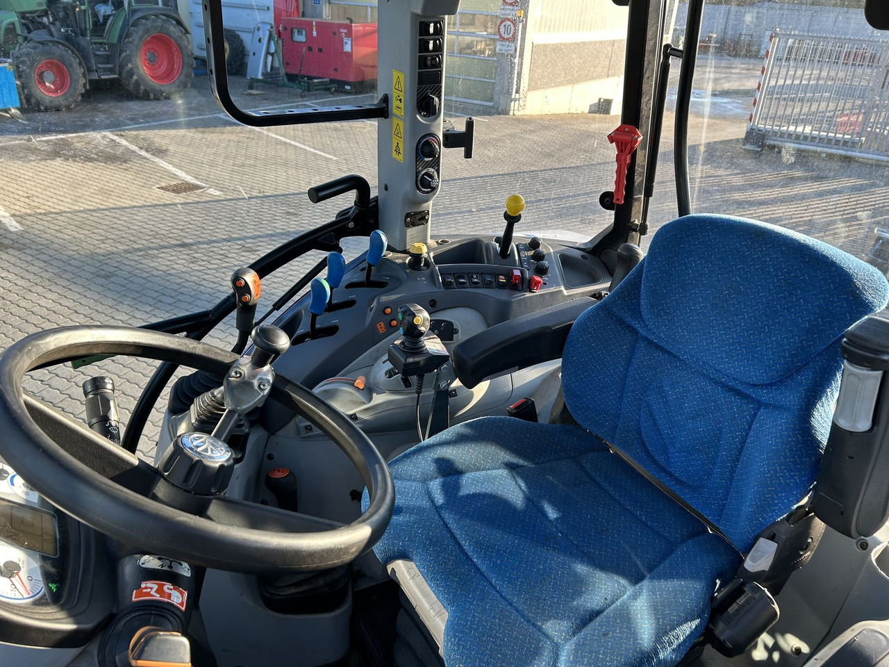 New Holland T 5.105 - جرار: صور 4 New Holland T 5.105 - جرار: صور 4