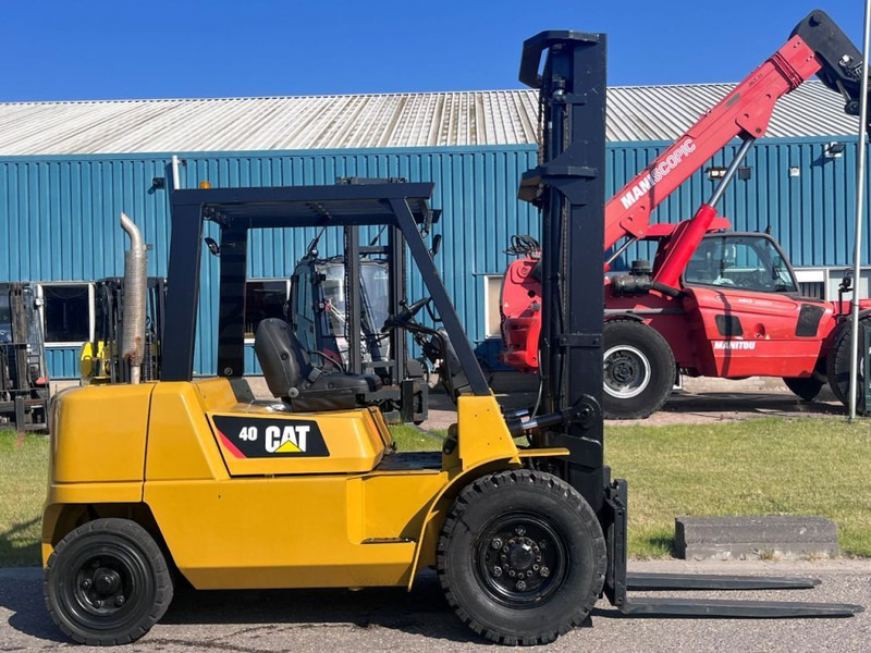 Caterpillar DP40K2 - رافعة شوكية ديزل: صور 1 Caterpillar DP40K2 - رافعة شوكية ديزل: صور 1