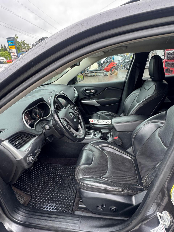 هاتشباك JEEP Cherokee 2.2 TD: صور 8 هاتشباك JEEP Cherokee 2.2 TD: صور 8