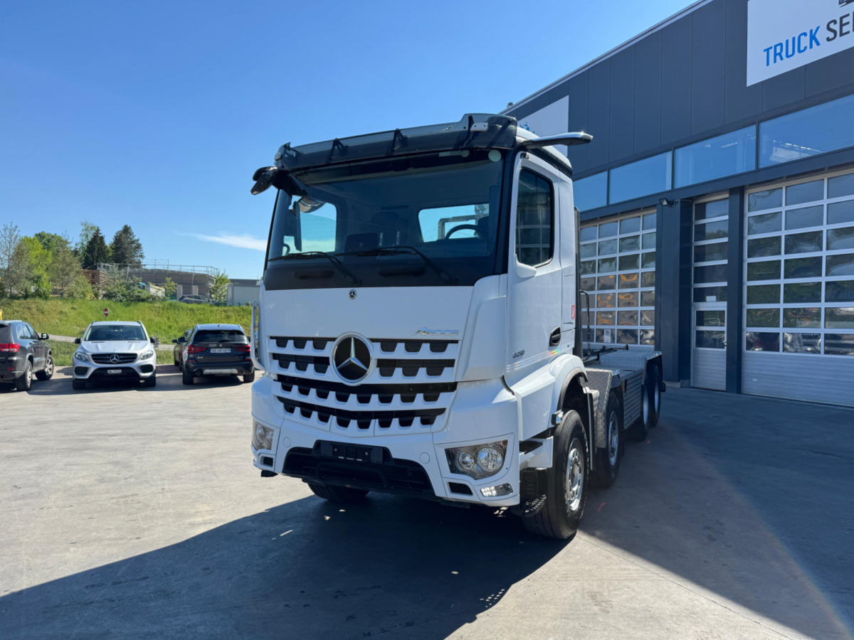 MERCEDES Arocs 3251 8x4 - شاحنة ذات الخطاف: صور 1 MERCEDES Arocs 3251 8x4 - شاحنة ذات الخطاف: صور 1