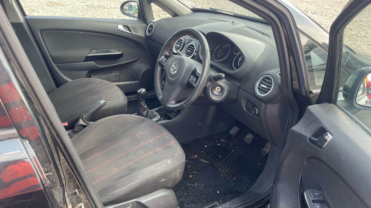 VAUXHALL CORSA 1.4 SXI - هاتشباك: صور 5 VAUXHALL CORSA 1.4 SXI - هاتشباك: صور 5