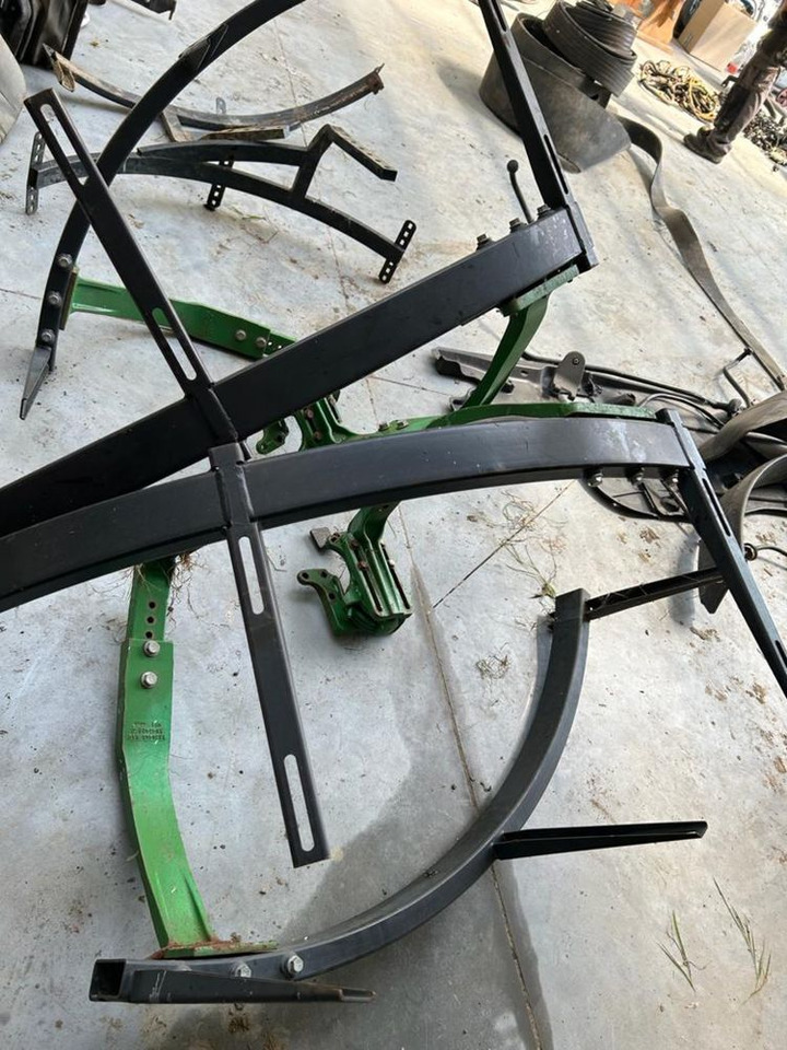 Stelaże do błotników przednich John Deere - قطع الغيار - الآلات والماكينات الزراعية: صور 1 Stelaże do błotników przednich John Deere - قطع الغيار - الآلات والماكينات الزراعية: صور 1