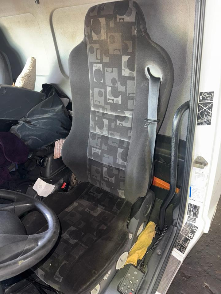 Mercedes Atego 3 Fahrersitz - مقاعد السيارات - شاحنة: صور 1 Mercedes Atego 3 Fahrersitz - مقاعد السيارات - شاحنة: صور 1