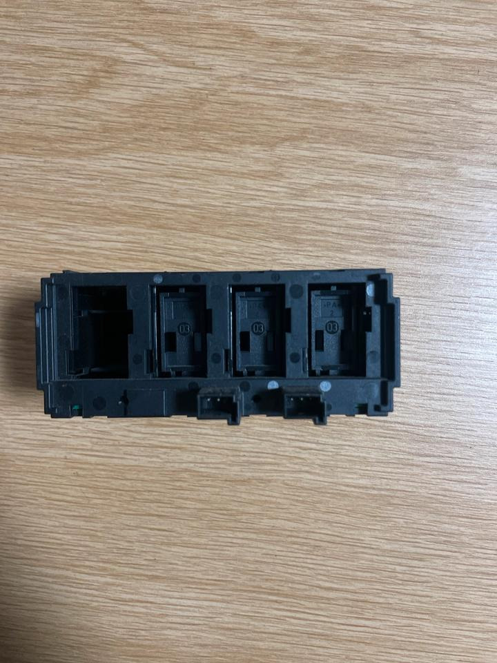 Mercedes-Benz Actros MP4 Kabinenlichtschalter A9605400046 - النظام الكهربائي - شاحنة: صور 2 Mercedes-Benz Actros MP4 Kabinenlichtschalter A9605400046 - النظام الكهربائي - شاحنة: صور 2