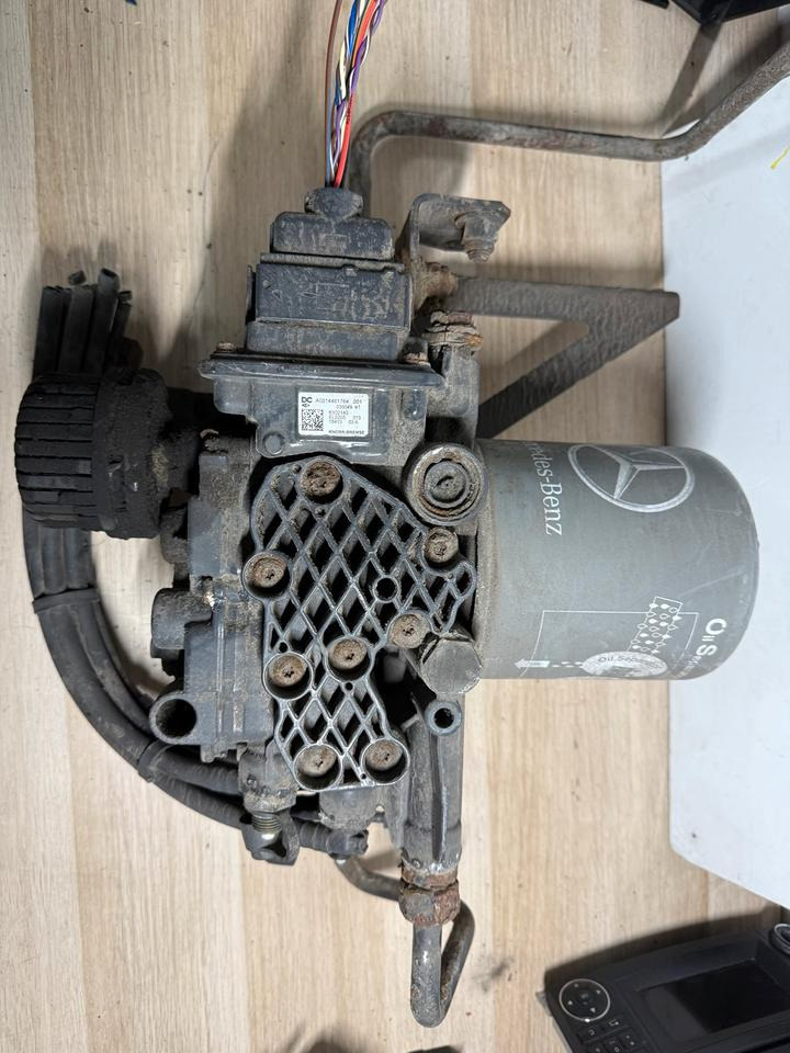 Mercedes KNORR-BREMSE Lufttrockner A0014461764 K102143 - ملحقات الفرامل - شاحنة: صور 3 Mercedes KNORR-BREMSE Lufttrockner A0014461764 K102143 - ملحقات الفرامل - شاحنة: صور 3