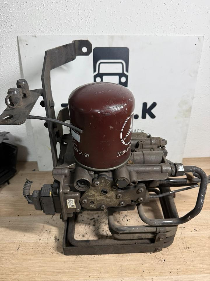Mercedes KNORR-BREMSE LufttrocknerA0014465564 K138265 - ملحقات الفرامل - شاحنة: صور 1 Mercedes KNORR-BREMSE LufttrocknerA0014465564 K138265 - ملحقات الفرامل - شاحنة: صور 1