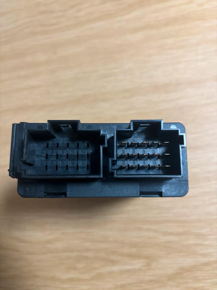 Mercedes VDO Zentralverriegelung Steuergerät A0004461519 - قطع الغيار: صور 3 Mercedes VDO Zentralverriegelung Steuergerät A0004461519 - قطع الغيار: صور 3