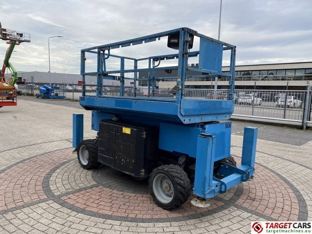 Genie GS-3369RT Diesel 4x4 Scissor Work Lift 1196cm - رافعات مقصية: صور 2 Genie GS-3369RT Diesel 4x4 Scissor Work Lift 1196cm - رافعات مقصية: صور 2