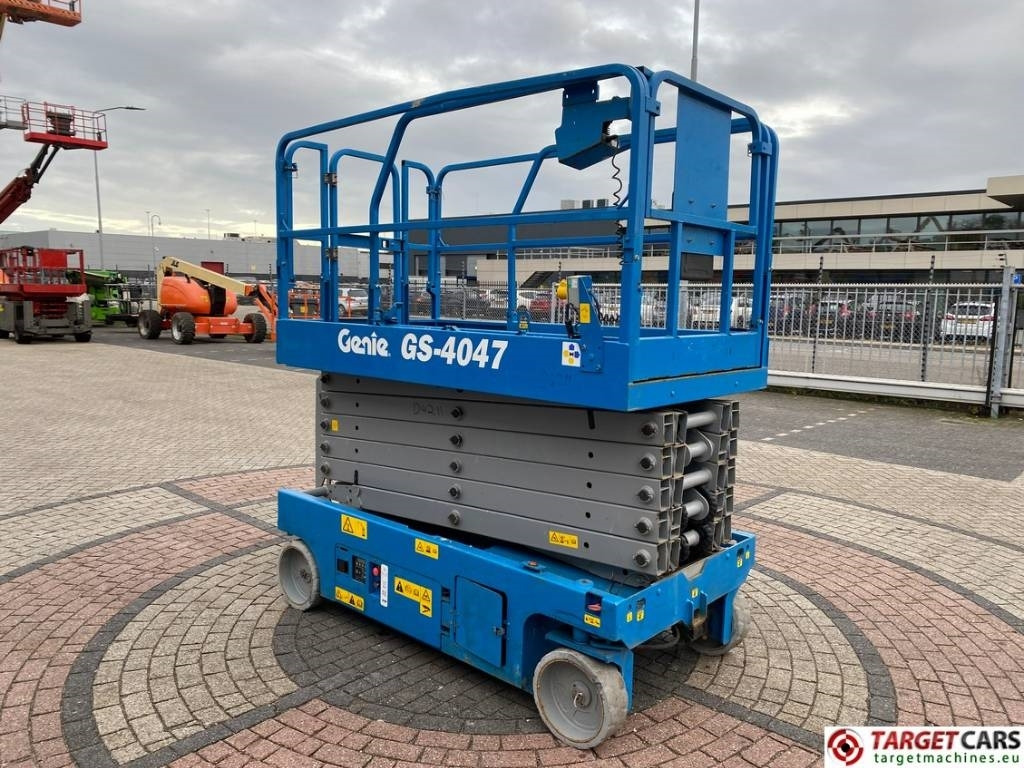 Genie GS-4047 Electric GS4047 Scissor Work Lift 1389cm - رافعات مقصية: صور 2 Genie GS-4047 Electric GS4047 Scissor Work Lift 1389cm - رافعات مقصية: صور 2