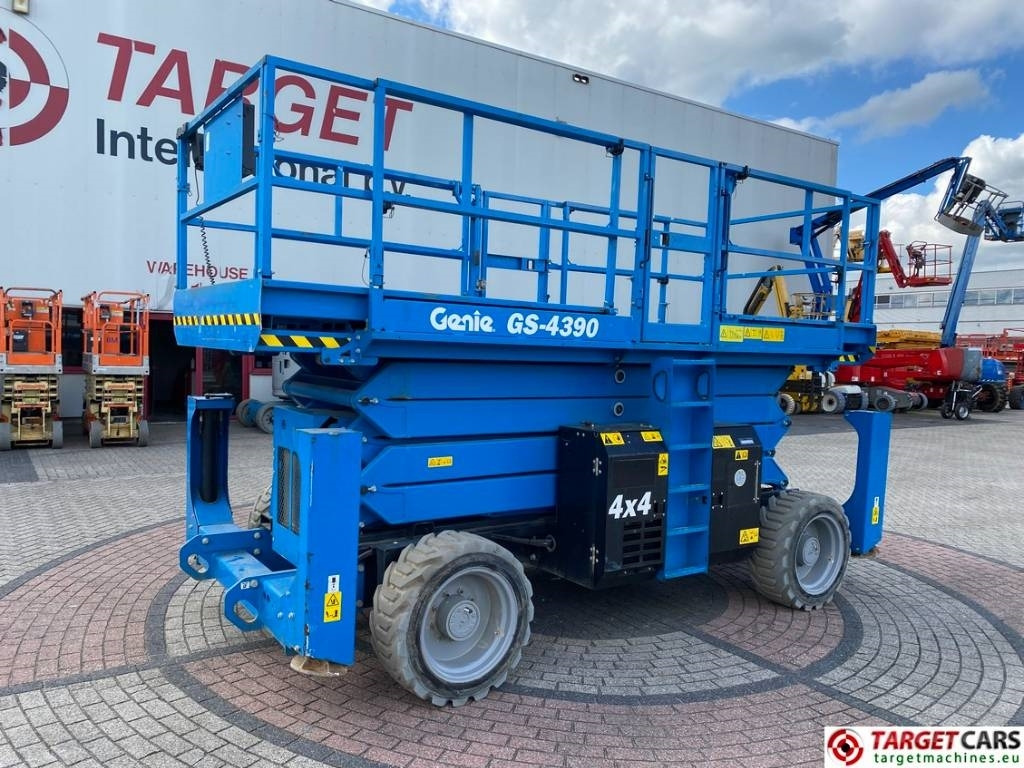 Genie GS-4390 RT LPG 4x4 Scissor Work Lift 1511cm - رافعات مقصية: صور 1 Genie GS-4390 RT LPG 4x4 Scissor Work Lift 1511cm - رافعات مقصية: صور 1