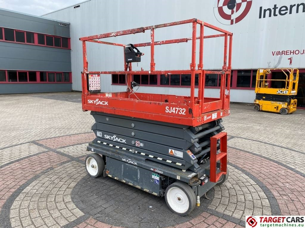 SkyJack SJ4732 Electric 4732 Scissor Work Lift 1165cm - رافعات مقصية: صور 4 SkyJack SJ4732 Electric 4732 Scissor Work Lift 1165cm - رافعات مقصية: صور 4