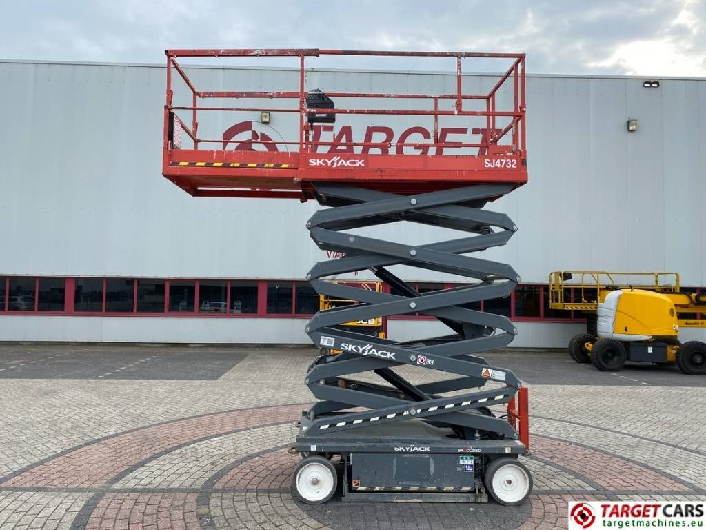SkyJack SJ4732 Electric 4732 Scissor Work Lift 1165cm - رافعات مقصية: صور 5 SkyJack SJ4732 Electric 4732 Scissor Work Lift 1165cm - رافعات مقصية: صور 5
