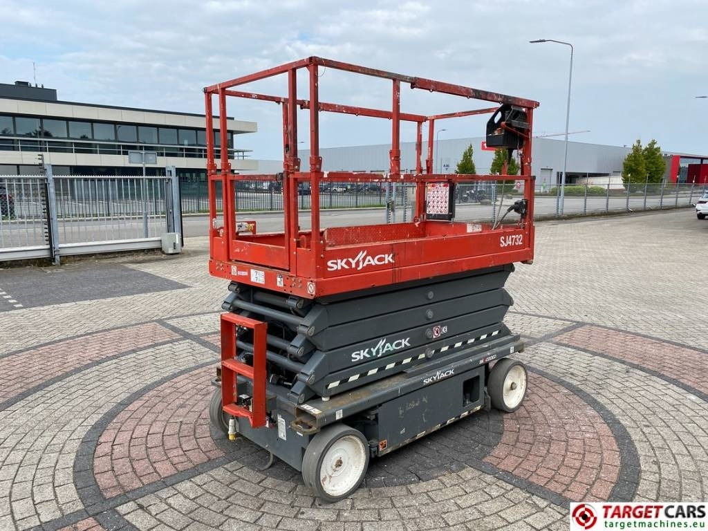 SkyJack SJ4732 Electric 4732 Scissor Work Lift 1165cm - رافعات مقصية: صور 3 SkyJack SJ4732 Electric 4732 Scissor Work Lift 1165cm - رافعات مقصية: صور 3