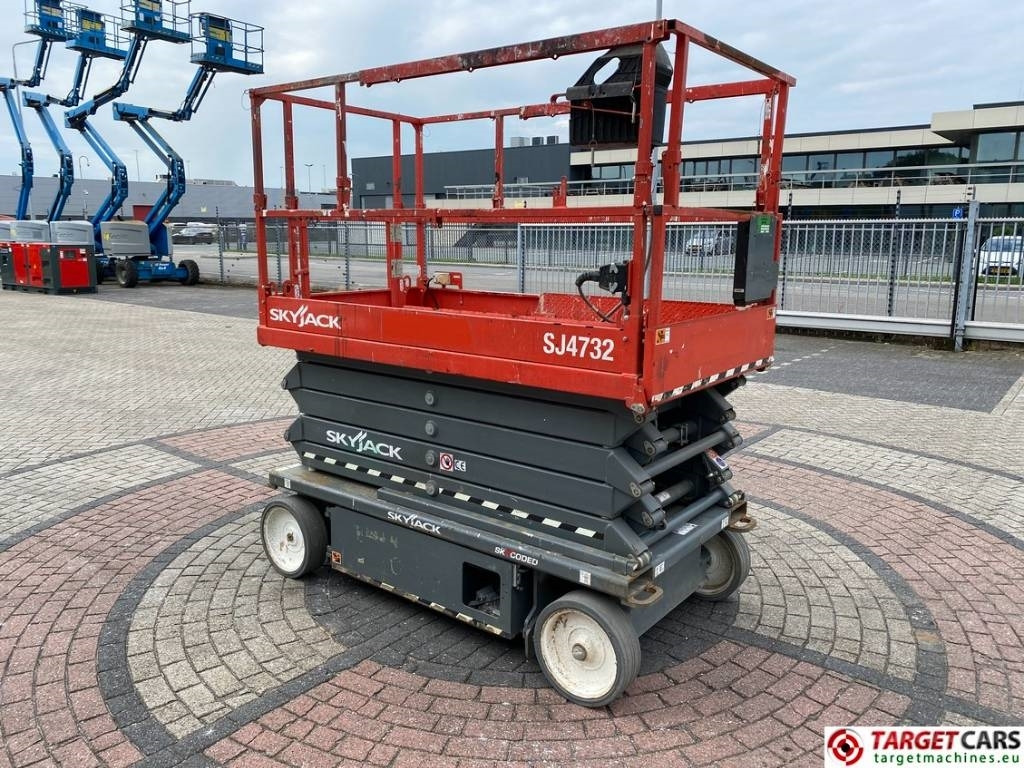 SkyJack SJ4732 Electric 4732 Scissor Work Lift 1165cm - رافعات مقصية: صور 2 SkyJack SJ4732 Electric 4732 Scissor Work Lift 1165cm - رافعات مقصية: صور 2
