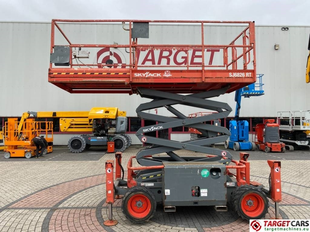 SkyJack SJ6826 RT Diesel 4x4 Scissor Work Lift 992cm - رافعات مقصية: صور 5 SkyJack SJ6826 RT Diesel 4x4 Scissor Work Lift 992cm - رافعات مقصية: صور 5