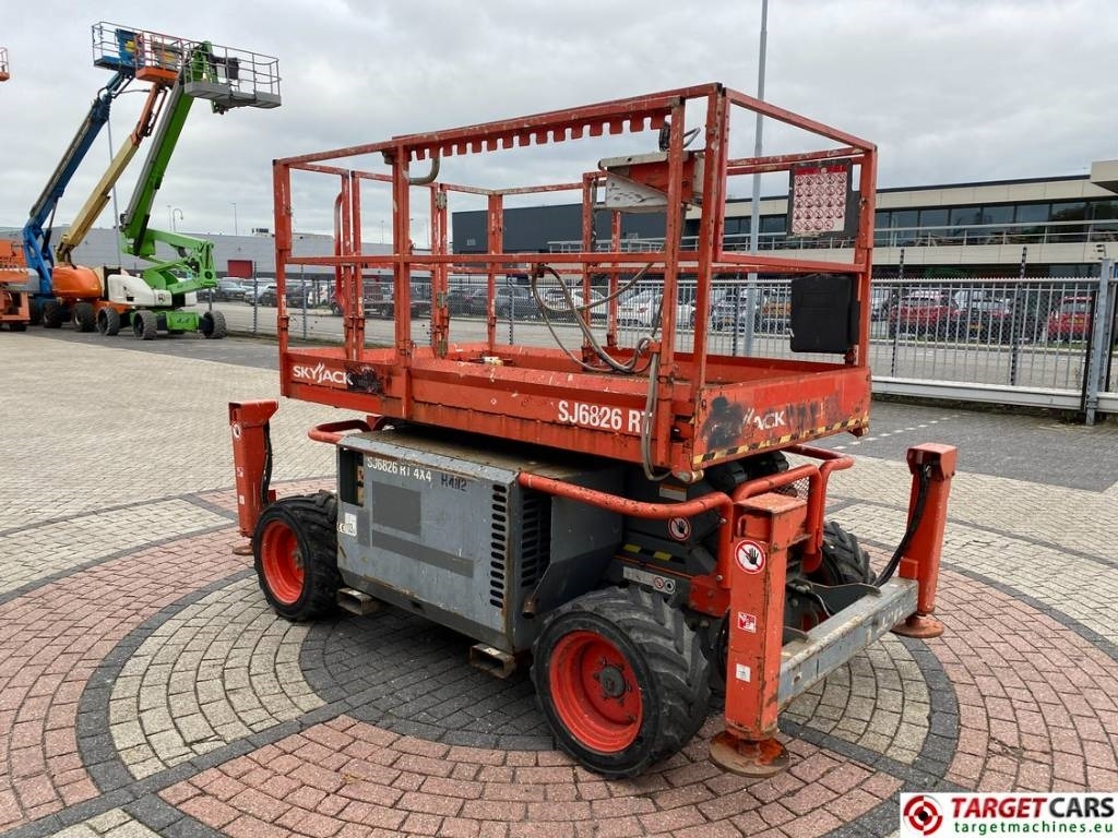 SkyJack SJ6826 RT Diesel 4x4 Scissor Work Lift 992cm - رافعات مقصية: صور 2 SkyJack SJ6826 RT Diesel 4x4 Scissor Work Lift 992cm - رافعات مقصية: صور 2