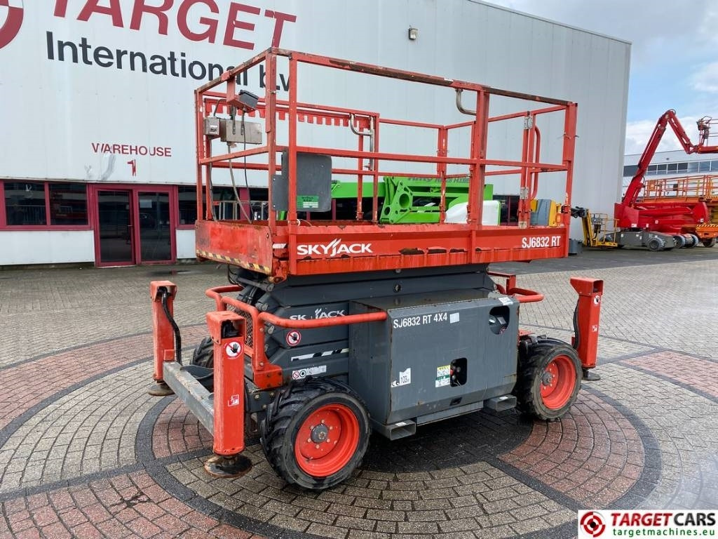 SkyJack SJ6832RT Diesel 4x4 Scissor 6832 Work Lift 1180cm - رافعات مقصية: صور 1 SkyJack SJ6832RT Diesel 4x4 Scissor 6832 Work Lift 1180cm - رافعات مقصية: صور 1