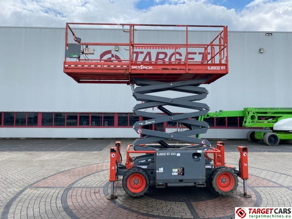SkyJack SJ6832RT Diesel 4x4 Scissor 6832 Work Lift 1180cm - رافعات مقصية: صور 5 SkyJack SJ6832RT Diesel 4x4 Scissor 6832 Work Lift 1180cm - رافعات مقصية: صور 5