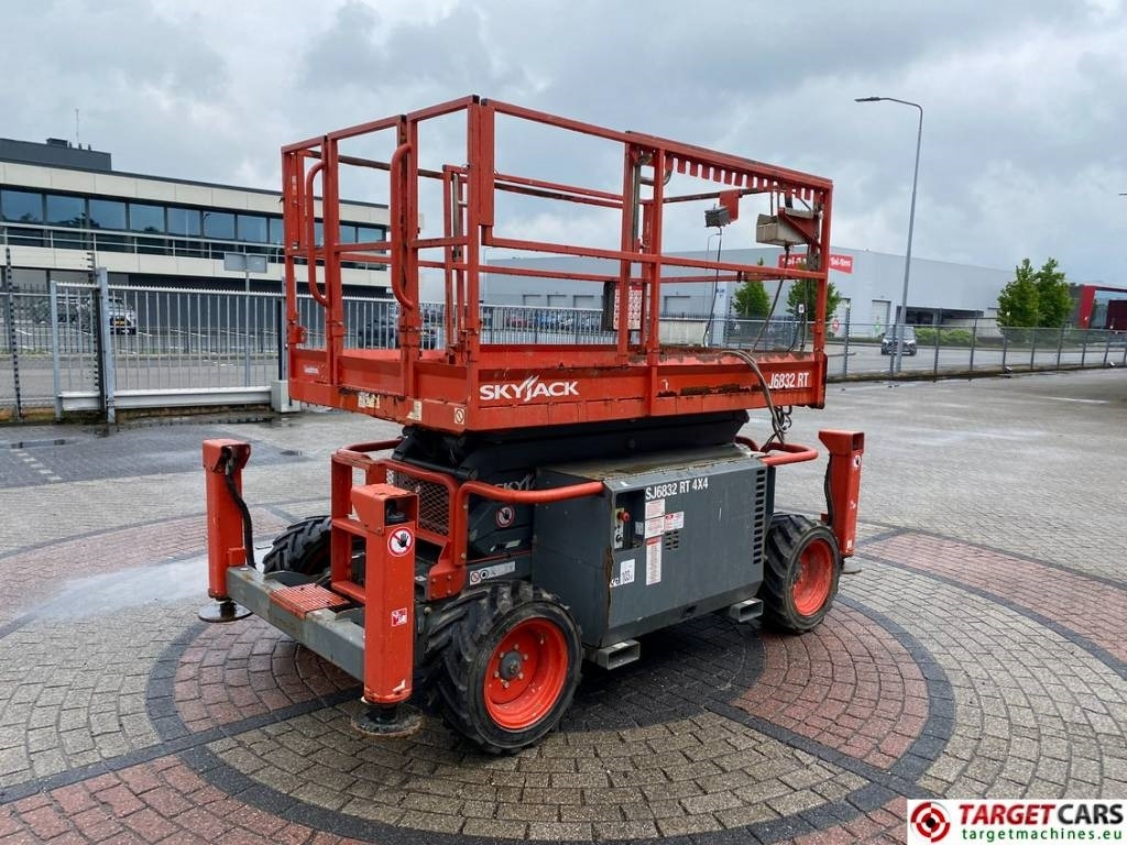 SkyJack SJ6832RT Diesel 4x4 Scissor 6832 Work Lift 1180cm - رافعات مقصية: صور 3 SkyJack SJ6832RT Diesel 4x4 Scissor 6832 Work Lift 1180cm - رافعات مقصية: صور 3