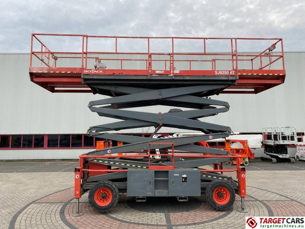 SkyJack SJ9250 RT Diesel 4x4 Scissor Work Lift 1720cm - رافعات مقصية: صور 5 SkyJack SJ9250 RT Diesel 4x4 Scissor Work Lift 1720cm - رافعات مقصية: صور 5