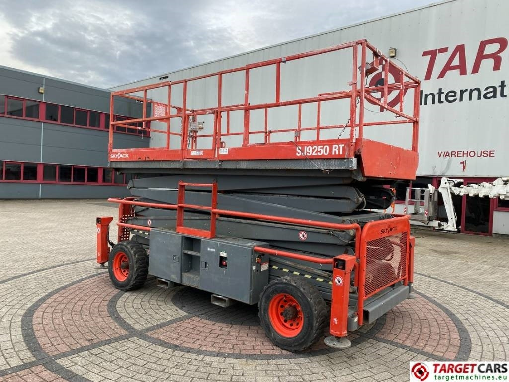 SkyJack SJ9250 RT Diesel 4x4 Scissor Work Lift 1720cm - رافعات مقصية: صور 4 SkyJack SJ9250 RT Diesel 4x4 Scissor Work Lift 1720cm - رافعات مقصية: صور 4