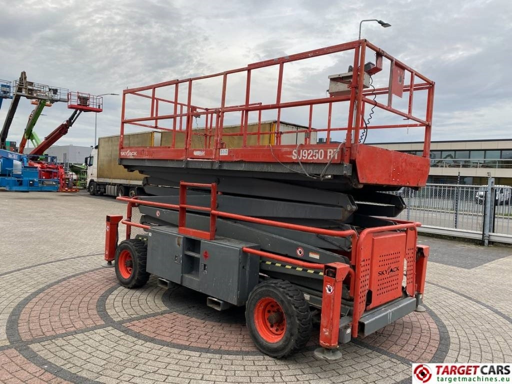 SkyJack SJ9250 RT Diesel 4x4 Scissor Work Lift 1720cm - رافعات مقصية: صور 2 SkyJack SJ9250 RT Diesel 4x4 Scissor Work Lift 1720cm - رافعات مقصية: صور 2
