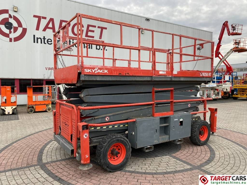 SkyJack SJ9250 RT Diesel 4x4 Scissor Work Lift 1720cm - رافعات مقصية: صور 1 SkyJack SJ9250 RT Diesel 4x4 Scissor Work Lift 1720cm - رافعات مقصية: صور 1