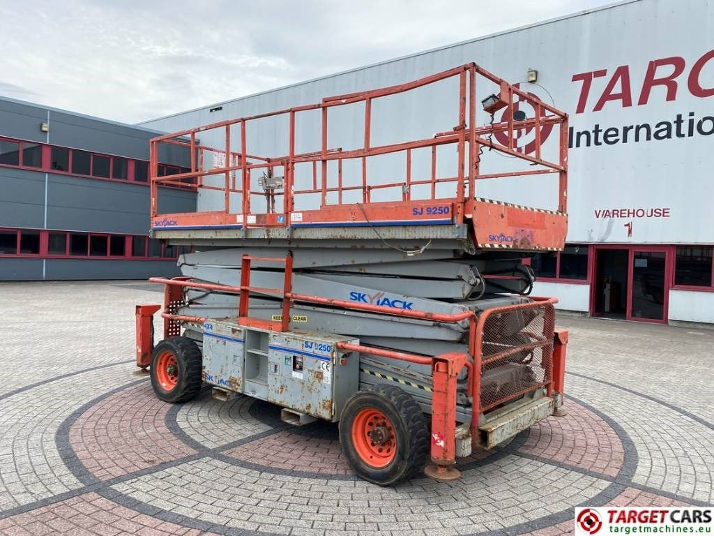 SkyJack SJ9250 RT Diesel Scissor Work Lift 1720cm - رافعات مقصية: صور 4 SkyJack SJ9250 RT Diesel Scissor Work Lift 1720cm - رافعات مقصية: صور 4