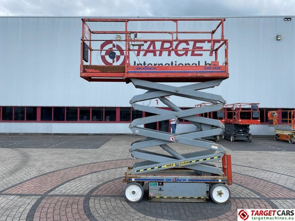 SkyJack SJIII-3226 Electric 3226 Scissor Work Lift 990cm - رافعات مقصية: صور 5 SkyJack SJIII-3226 Electric 3226 Scissor Work Lift 990cm - رافعات مقصية: صور 5