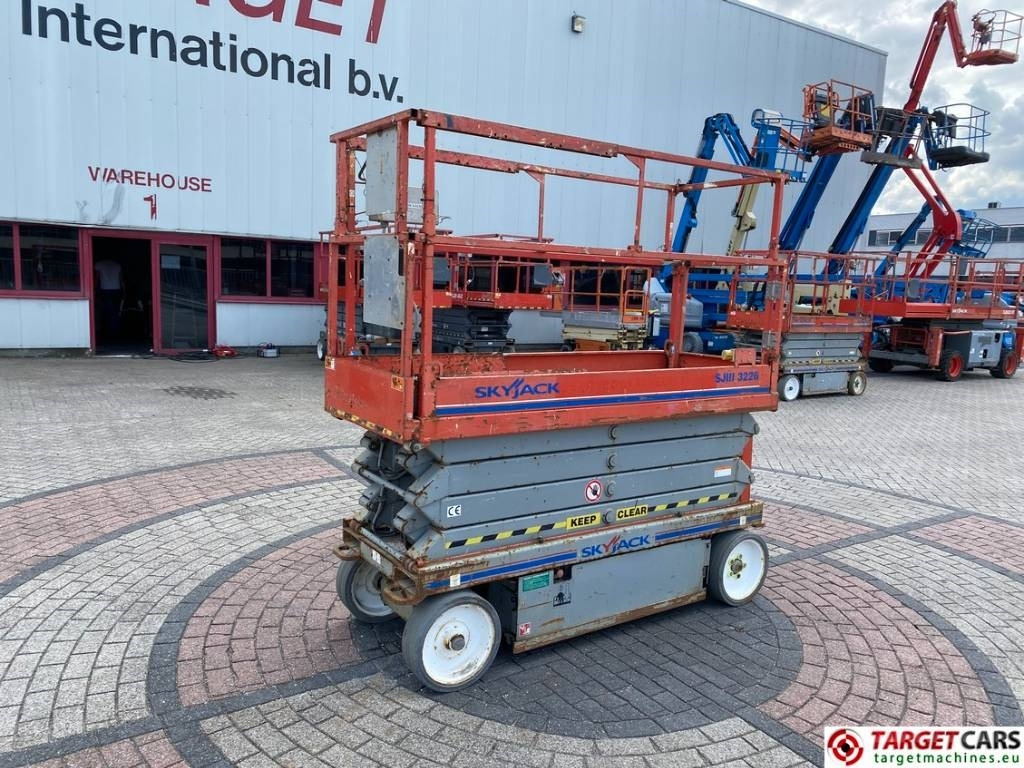 SkyJack SJIII-3226 Electric 3226 Scissor Work Lift 990cm - رافعات مقصية: صور 1 SkyJack SJIII-3226 Electric 3226 Scissor Work Lift 990cm - رافعات مقصية: صور 1