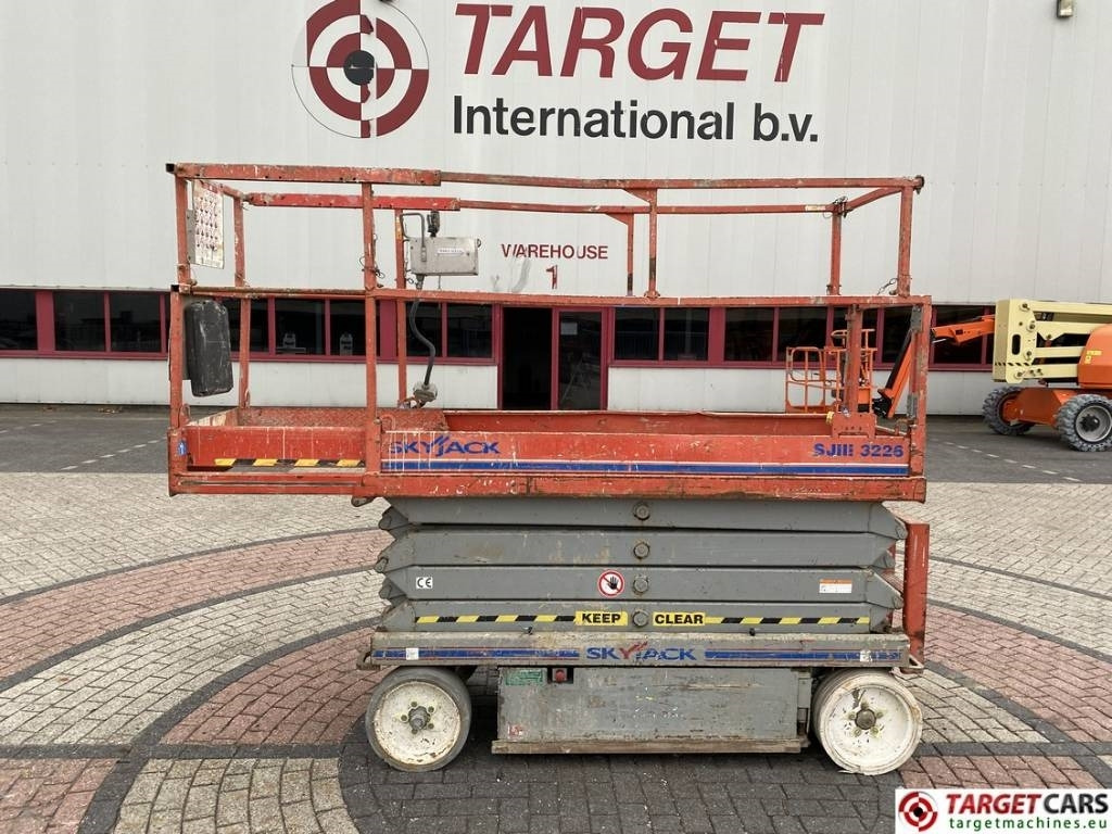 رافعات مقصية SkyJack SJIII-3226 Electric Scissor Work Lift 990cm: صور 25