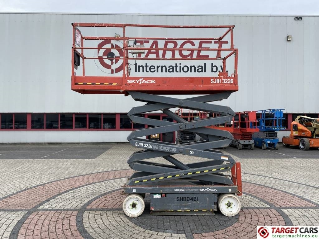 SkyJack SJIII-3226 Electric Scissor Work Lift 990cm - رافعات مقصية: صور 5 SkyJack SJIII-3226 Electric Scissor Work Lift 990cm - رافعات مقصية: صور 5