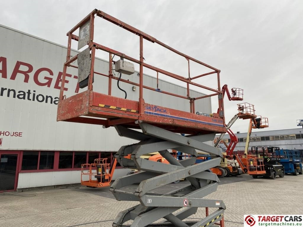 رافعات مقصية SkyJack SJIII-3226 Electric Scissor Work Lift 990cm: صور 27