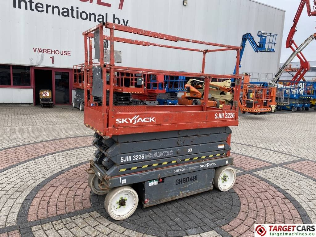 SkyJack SJIII-3226 Electric Scissor Work Lift 990cm - رافعات مقصية: صور 1 SkyJack SJIII-3226 Electric Scissor Work Lift 990cm - رافعات مقصية: صور 1