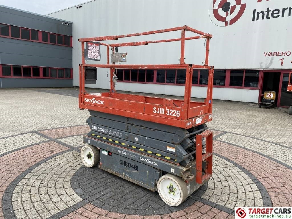 SkyJack SJIII-3226 Electric Scissor Work Lift 990cm - رافعات مقصية: صور 4 SkyJack SJIII-3226 Electric Scissor Work Lift 990cm - رافعات مقصية: صور 4
