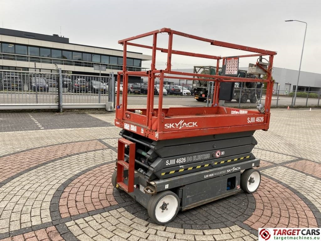 SkyJack SJIII-4626 Electric 4626 Scissor Work Lift 990cm - رافعات مقصية: صور 3 SkyJack SJIII-4626 Electric 4626 Scissor Work Lift 990cm - رافعات مقصية: صور 3