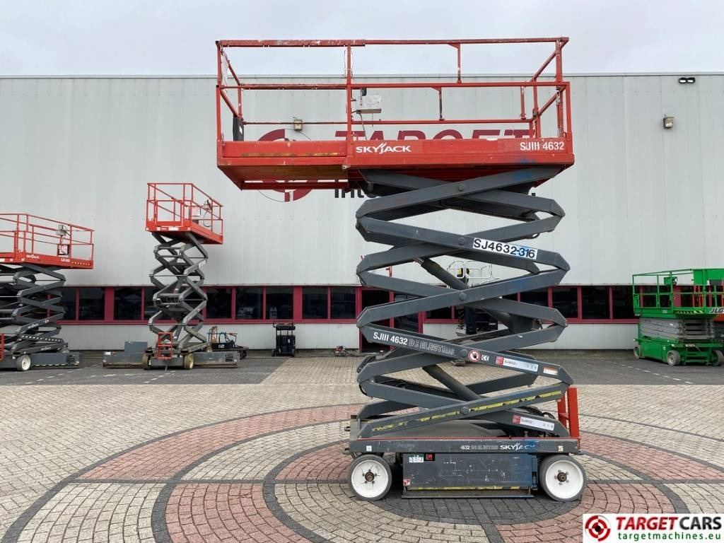 SkyJack SJIII-4632 Electric 4632 Scissor Work Lift 1170cm - رافعات مقصية: صور 5 SkyJack SJIII-4632 Electric 4632 Scissor Work Lift 1170cm - رافعات مقصية: صور 5