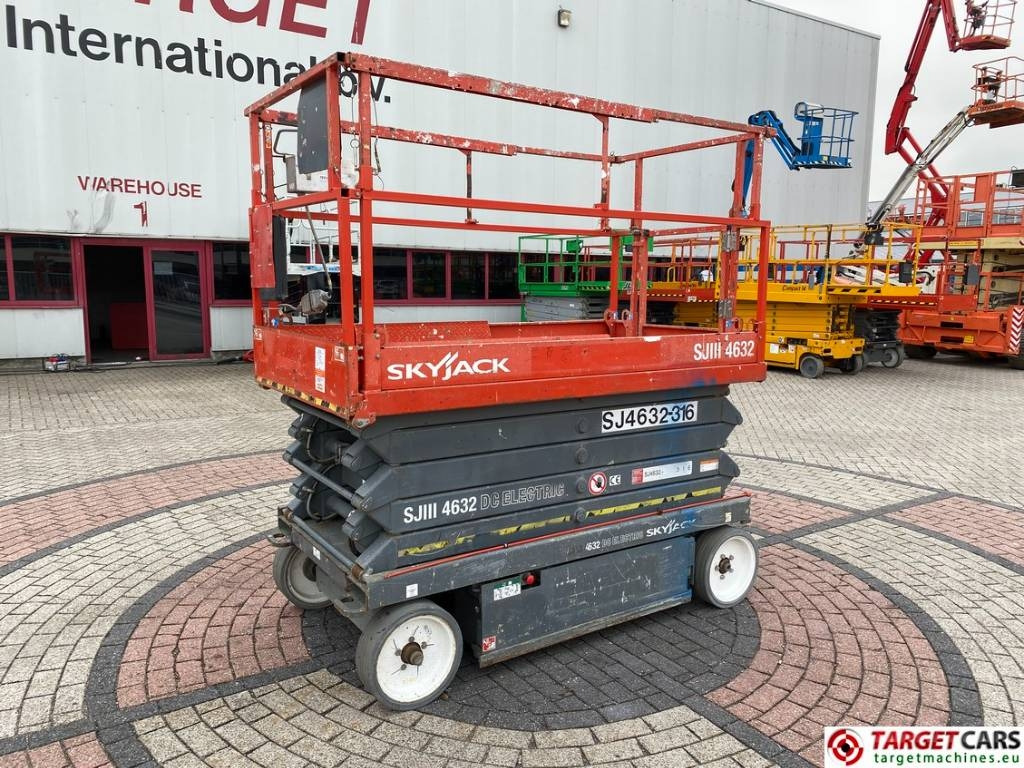 SkyJack SJIII-4632 Electric 4632 Scissor Work Lift 1170cm - رافعات مقصية: صور 1 SkyJack SJIII-4632 Electric 4632 Scissor Work Lift 1170cm - رافعات مقصية: صور 1