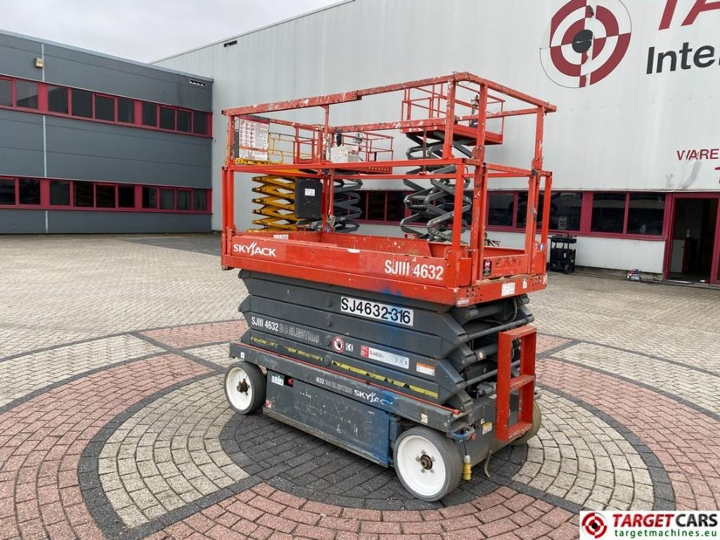 SkyJack SJIII-4632 Electric 4632 Scissor Work Lift 1170cm - رافعات مقصية: صور 4 SkyJack SJIII-4632 Electric 4632 Scissor Work Lift 1170cm - رافعات مقصية: صور 4