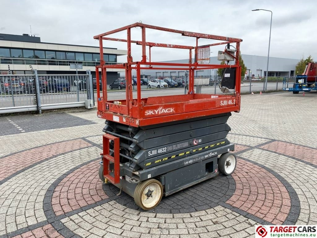 SkyJack SJIII-4632 Electric 4632 Scissor Work Lift 1170cm - رافعات مقصية: صور 3 SkyJack SJIII-4632 Electric 4632 Scissor Work Lift 1170cm - رافعات مقصية: صور 3