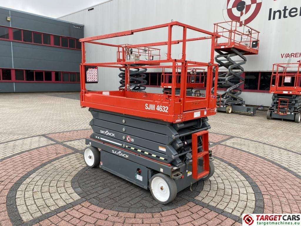 SkyJack SJIII-4632 Electric 4632 Scissor Work Lift 1170cm - رافعات مقصية: صور 4 SkyJack SJIII-4632 Electric 4632 Scissor Work Lift 1170cm - رافعات مقصية: صور 4