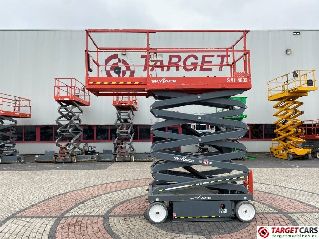 SkyJack SJIII-4632 Electric 4632 Scissor Work Lift 1170cm - رافعات مقصية: صور 5 SkyJack SJIII-4632 Electric 4632 Scissor Work Lift 1170cm - رافعات مقصية: صور 5