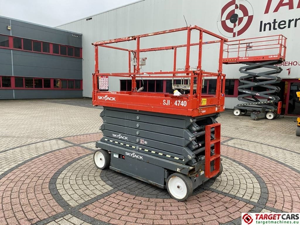 SkyJack SJIII-4740 Electric 4740 Scissor Work Lift 1380cm - رافعات مقصية: صور 4 SkyJack SJIII-4740 Electric 4740 Scissor Work Lift 1380cm - رافعات مقصية: صور 4