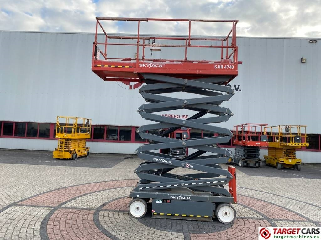 SkyJack SJIII-4740 Electric 4740 Scissor Work Lift 1380cm - رافعات مقصية: صور 5 SkyJack SJIII-4740 Electric 4740 Scissor Work Lift 1380cm - رافعات مقصية: صور 5