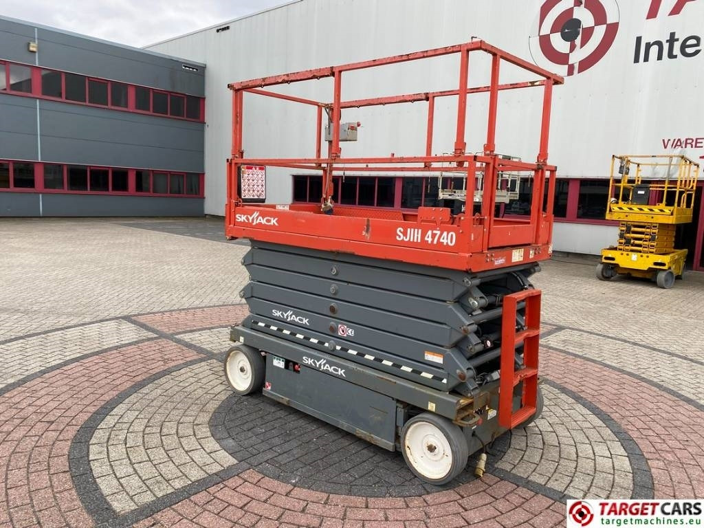 SkyJack SJIII-4740 Electric 4740 Scissor Work Lift 1380cm - رافعات مقصية: صور 4 SkyJack SJIII-4740 Electric 4740 Scissor Work Lift 1380cm - رافعات مقصية: صور 4
