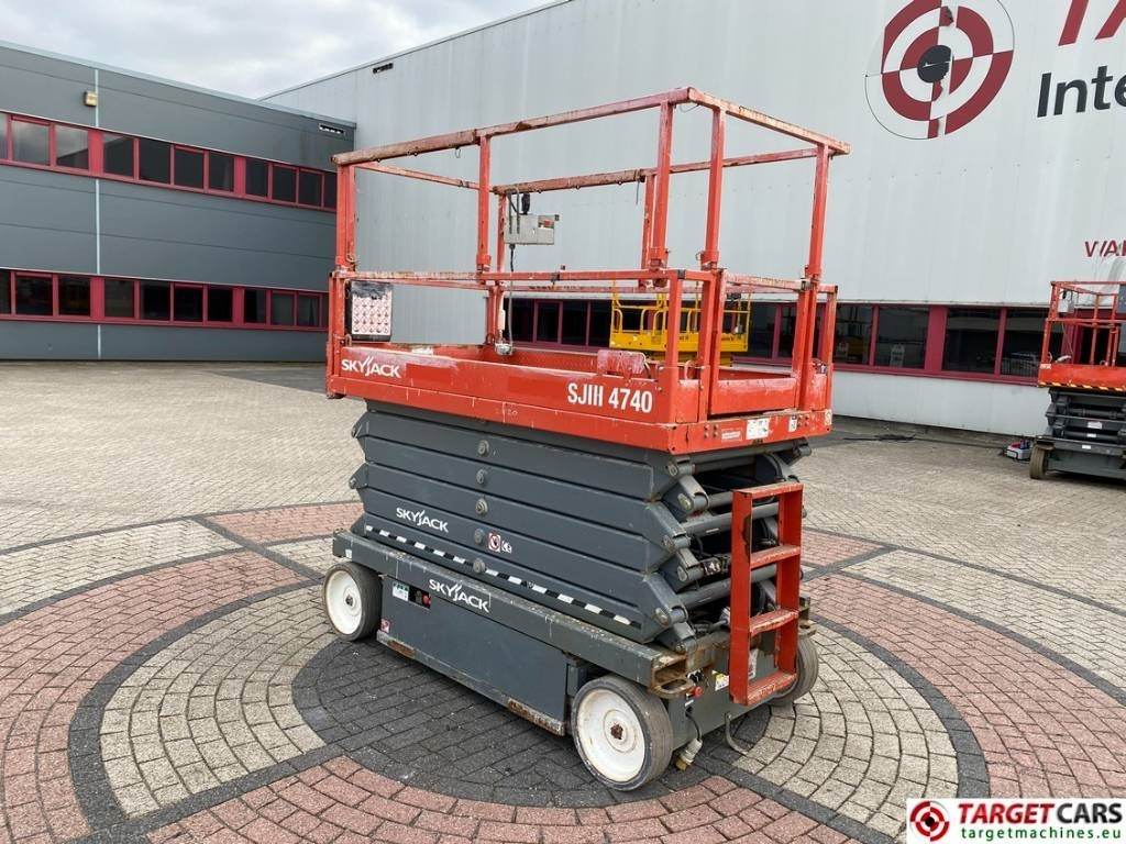 SkyJack SJIII-4740 Electric 4740 Scissor Work Lift 1380cm - رافعات مقصية: صور 4 SkyJack SJIII-4740 Electric 4740 Scissor Work Lift 1380cm - رافعات مقصية: صور 4